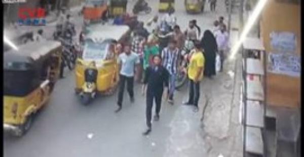 بالفيديو.. رجل غاضب يحطم «توك توك» أطاح بزوجته