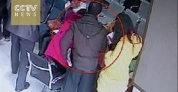 بالفيديو.. شاهد كيف سرق «نشال» محترف حقيبة سيدة داخل بنك