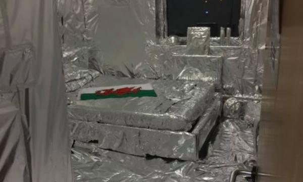 ترك باب غرفته مفتوحاً، فقرر زملائه أن يلقنوه درساً حول أهمية أمن المجموعة