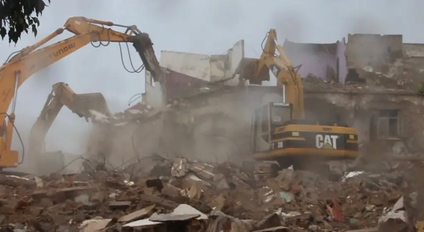 السلطات المحلية بالبيضاء تشرع في هدم المنازل الآيلة للسقوط ببوطويل ودرب الانجليز بالمدينة القديمة