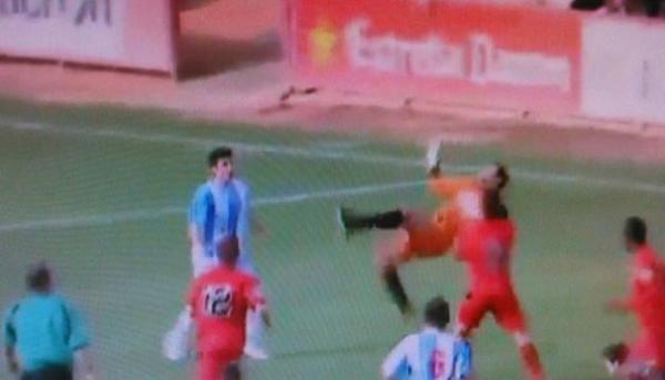 فيديو : حارس مرمى ينقذ فريقه من الهزيمة بهدف من ضربة مقصية