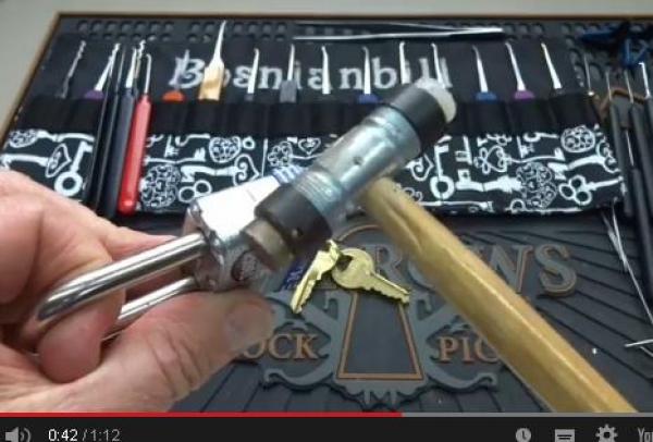 بالفيديو: هكذا يمكن كسر قفل معدني بمطرقة صغيرة