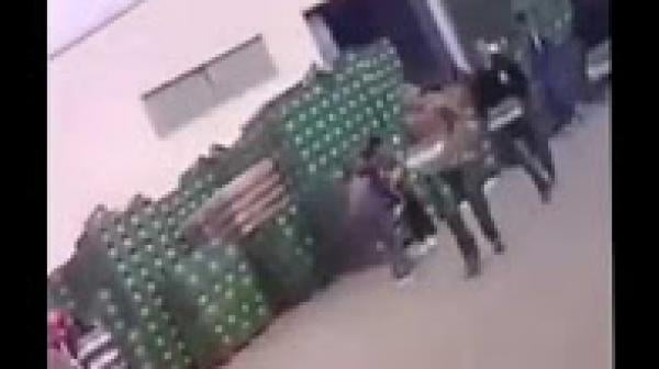 جزائريون يسرقون قنينات البيرة من أحد المخازن