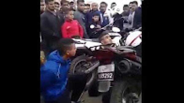 شفارة تعداو على مواطن بسلا و ضربوه فراسو بحديدة لكن البوليس شدوهم