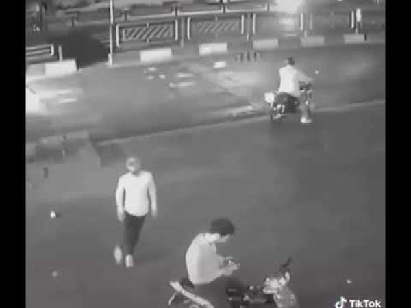 محاولة فاشلة للصين حاولا سرقة هاتف شاب