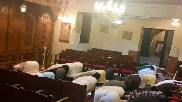 صورة لمغاربة يصلون في معبد يهودي تشعل مواقع التواصل بإسرائيل