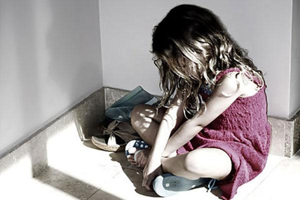 الأمر بدأ يخرج عن السيطرة...طفلة تنجو بأعجوبة من اغتصاب محقق بعدما اقتحم شاب المنزل ليلا وانتزع ثيابها