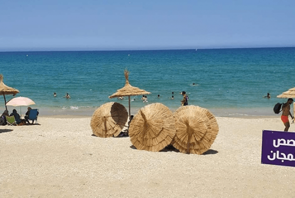 استياء عارم بعد تخريب المظلات المجانية بالمضيق وأصابع الاتهام تتجه إلى هؤلاء