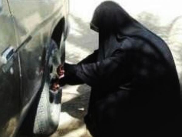 سعودية تتنكر بزي رجل وتعمل في وظيفة سائق حافلة