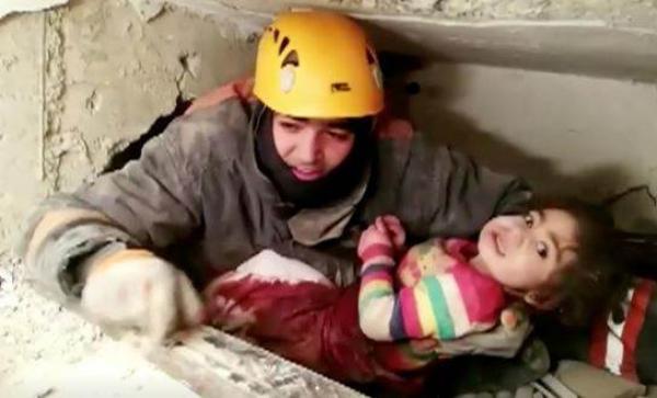 لحظة إنقاذ طفلة بعد قضائها 24 ساعة تحت الأنقاض في زلزال تركيا