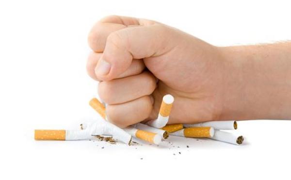 التدخين يهدد عيون الرجال بالمياه البيضاء