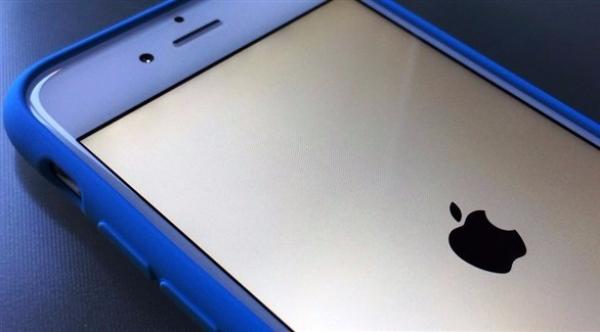 خلل في "آي أو إس 10" يؤدي إلى انهيار هواتف آي فون