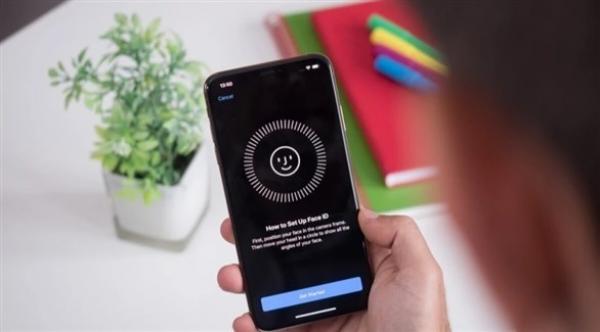 تتمكن من إنقاذ عائلتها بفتح هاتف والدها الغائب عن الوعي