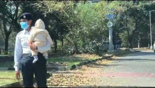 شرطية مرور تعود الى عملها وهي تحمل رضيعها بعد انقضاء رخصة الولادة(فيديو)