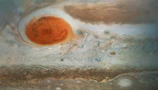 علماء يكشفون لغز "البقعة الحمراء العملاقة" على المشتري