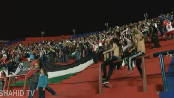 العلم الفلسطيني يزين مدرجات مباراة سان لورينسو و ضيفه بالستينو التشيلي