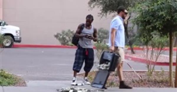 تجربة اجتماعية تفضح اللصوص..إسقاط رجل أعمى حقيبة ممتلئة بالمال.