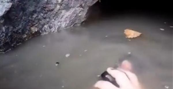 طفل يصطاد سمكة ضخمة بيديه (فيديو)