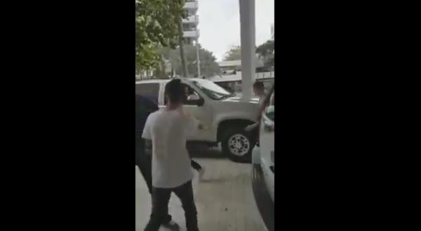 شاهد.. ردة فعل الأمير مولاي الحسن بعد تجمهر عدد من المعجبين حول الملك محمد السادس بأمريكا