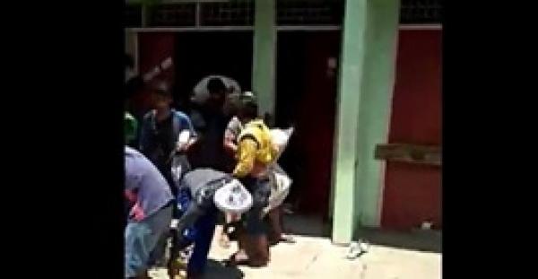 السكان ينهبون المتاجر عقب الزلزال بإندونيسيا (فيديو)