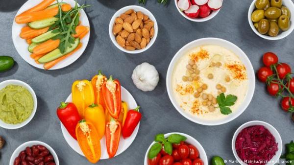 أطعمة خارقة قد تساعد في إبطاء علامات التقدم بالعمر بعد سن الأربعين