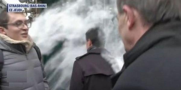 فرنسيون يرمون وزير الداخلية 'مانويل فالس' بالطحين