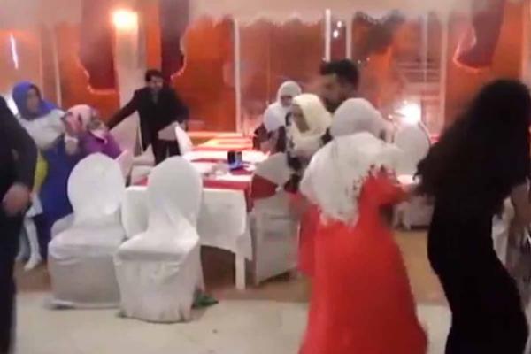 بالفيديو: انفجار عنيف يهز صالة أفراح أثناء حفل زفاف