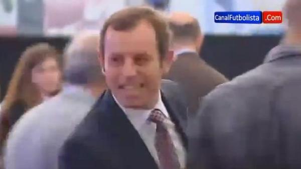 ساندرو روسيل يعانق و يقبل جميع لاعبي البارسا باستثتاء فالديس