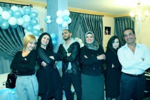 تامر حسني يحرج زوجته المغربية بسمة على الفيس بوك