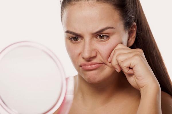 انتبهي...أمور تسبب التجاعيد وحب الشباب