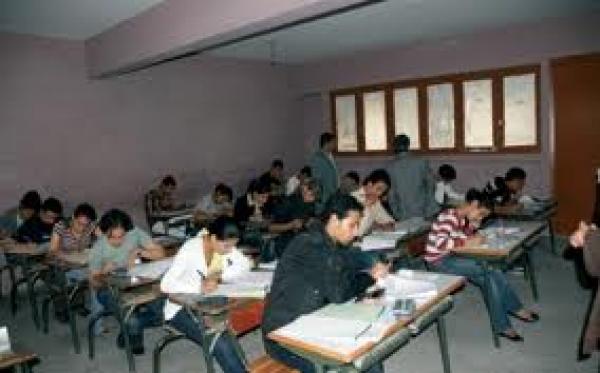 كــــلميم : رشق أساتذة مكلفين بحراسة الباكالوريا بالحجارة وسيارة خفيفة تلاحق أستاذتين