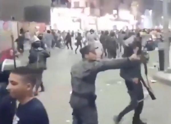 فيديو مثير...الشعب يثور ضد "السيسي" وضابط مصري يمنع عناصره من ضرب المحتجين