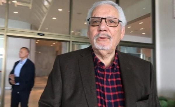 فيديو مثير...الجنرال الجزائري "خالد نزار" يضرب شابا بعصاه بباريس