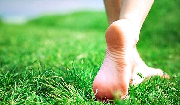 المشي حافياً.. من الأمور المفيدة لصحة القدم