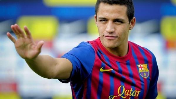 نجاة نجم برشلونة أليكسيس سانشيز من حادث مروري مروع 