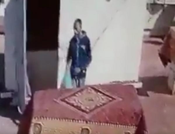 شفار يستغل نسيان باب عمارة مفتوحا و يشرع في سرقة أفضل الملابس المنشورة