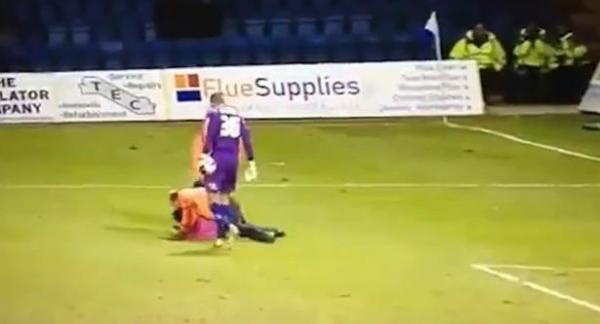 مشجع يعتدي على حارس مرمى !!