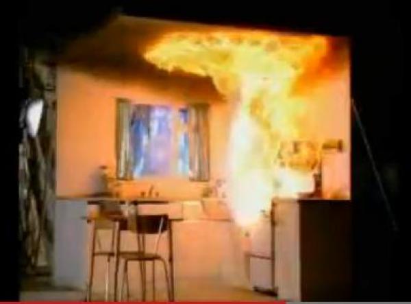 شاهد...كيفية التعامل مع الزيت المشتعل بالمطبخ