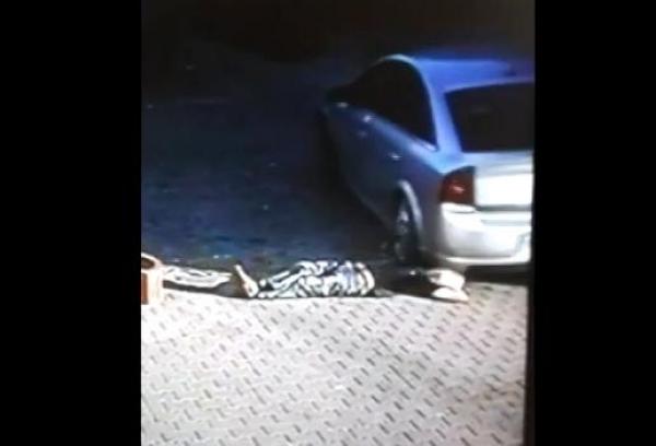 بالفيديو: تمر سيارة فوق رأسه ولا يصاب إلا بخدوش بسيطة