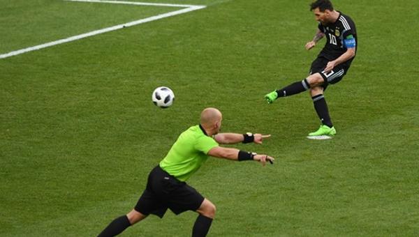 "الفيفا" يشرع في تطبيق تعديلات هامة على قوانين كرة القدم