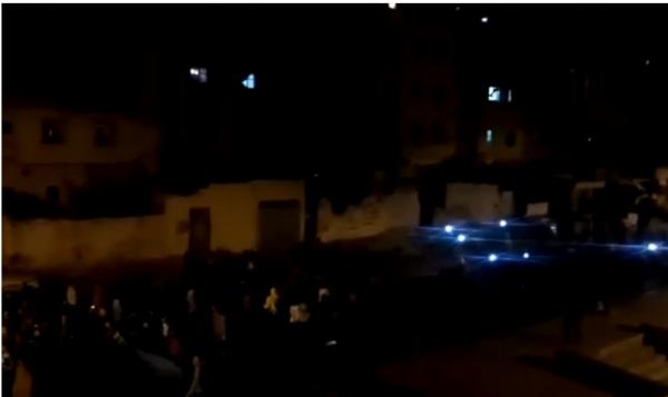مواطنون يخرجون في مسيرة ليلية بفاس ويخرقون حالة الطوارئ
