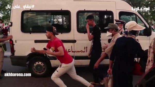شاهد لحظة فرار شاب بعد توقيفه بسبب عدم ارتداء الكمامة