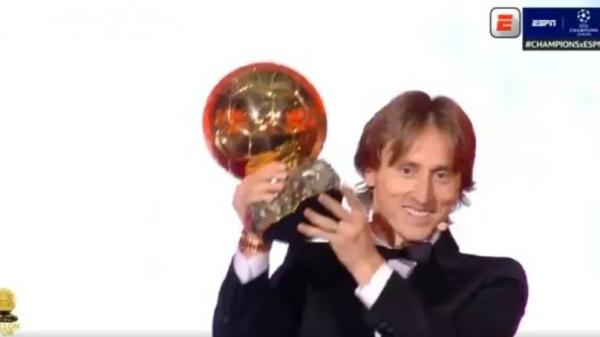 بالفيديو..لحظة تتويج مودريتش بجائزة الكرة الذهبية لسنة 2018