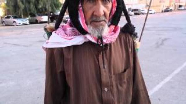 مسن سعودي ينبش في القمامة