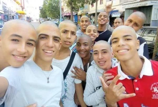شباب يطلقون حملة حلق الرؤوس للتعبير عن "الرجولة" و محاربة قصات الشعر الغريبة