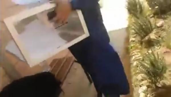 فيديو رئيس مكتب انتخابي يغادر المكتب حاملا صندوق الاقتراع