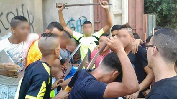 اعتقال "مشرملين" بفاس نشروا صورا على "فايسبوك" وهم عراة و يحملون أسلحة بيضاء