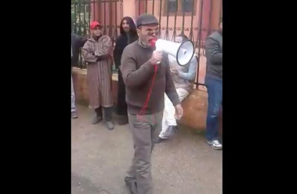 صحاب الطاكسيات صغيرة ببني ملال يصرخون : لكريمات عطاوهم للشيخات