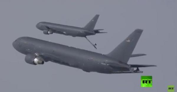 "بوينغ" تنشر فيديو يظهر طائراتها تزود طائرة أخرى بالوقود في الجو