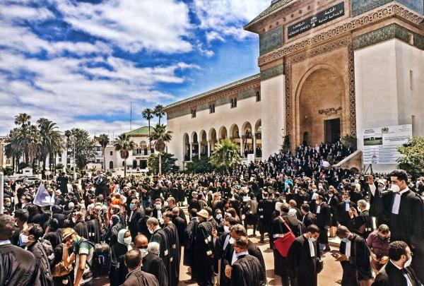 في إنزال قوي: محامون يرفعون "شعارات نارية" ضد عامل "أنفا" احتجاجا على "إتلاف" مكتب زميلهم "الطالبي" (فيديو)